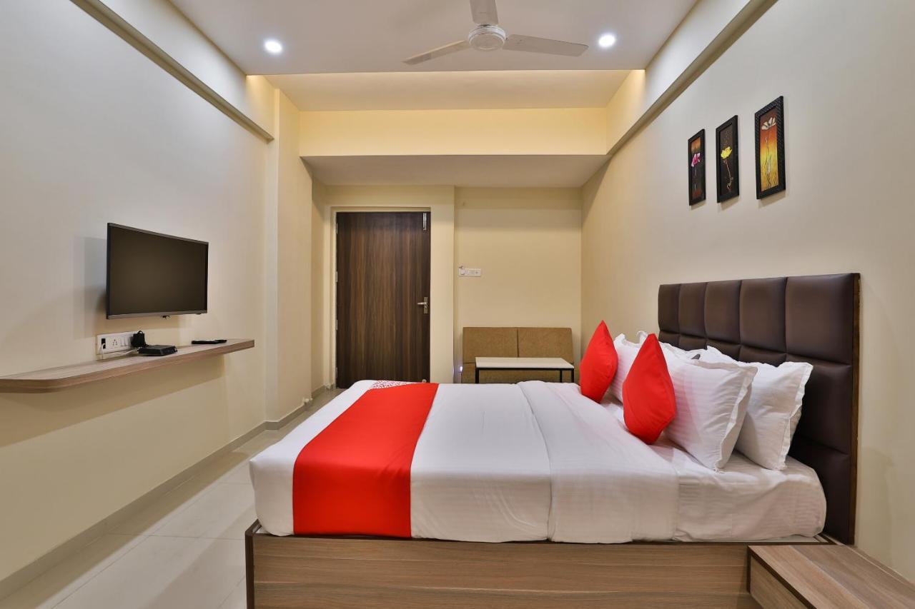 Oyo 28429 Hotel Citadel Surat Exterior foto