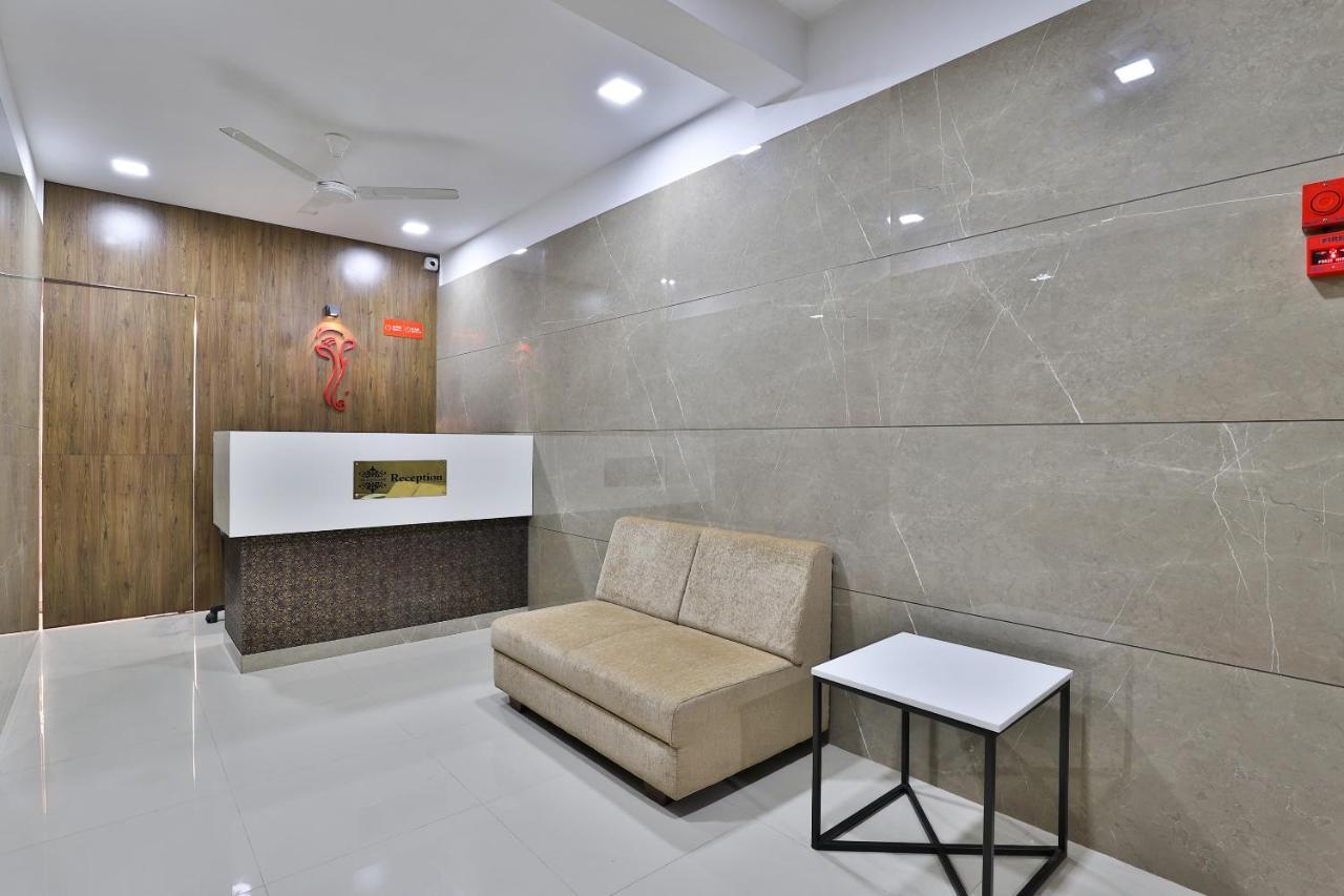 Oyo 28429 Hotel Citadel Surat Exterior foto
