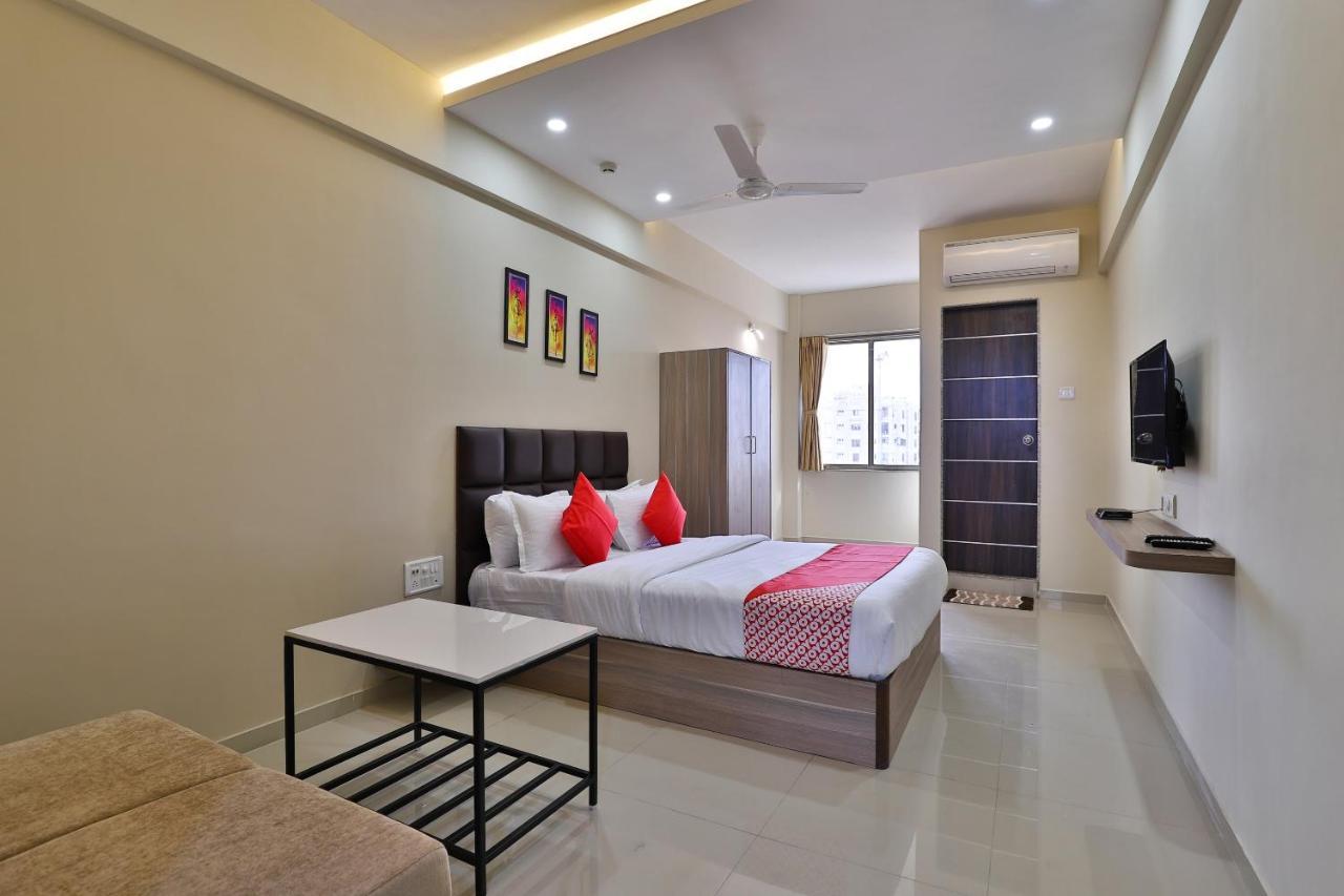 Oyo 28429 Hotel Citadel Surat Exterior foto